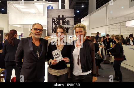 Gli autori christian schiller (sinistra) e barbara schiller (a destra) durante l'incontro e saluto alla fiera del libro 2015 in frankfurt am main Germania Foto Stock