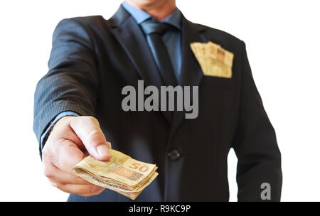 Business man holding brasiliana di denaro nelle sue mani e tuta in tasca. Sfondo bianco. Foto Stock