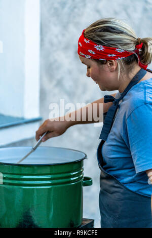 Lo Chef femmina zuppa di degustazione - Set da cucina Foto Stock