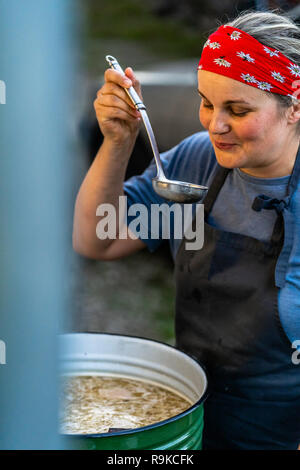 Lo Chef femmina zuppa di degustazione - Set da cucina Foto Stock