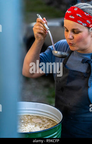 Lo Chef femmina zuppa di degustazione - Set da cucina Foto Stock