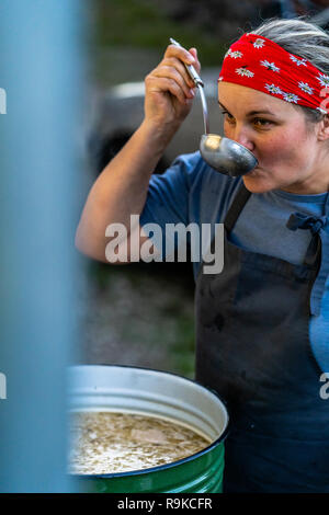 Lo Chef femmina zuppa di degustazione - Set da cucina Foto Stock