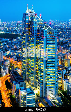 Asia Business concept per il settore immobiliare e aziendale - costruzione moderna panoramiche dello skyline della città antenna vista notturna della zona di Shinjuku sotto il cielo al crepuscolo Foto Stock