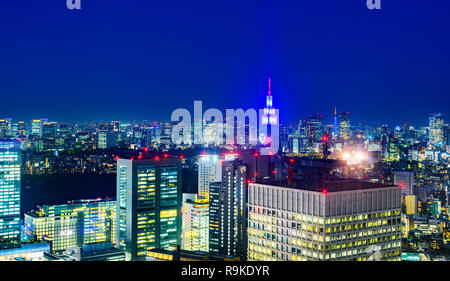 Asia Business concept per il settore immobiliare e aziendale - costruzione moderna panoramiche dello skyline della città antenna vista notturna della zona di Shinjuku sotto il cielo al crepuscolo Foto Stock