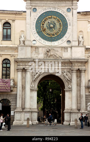 L'orologio astronomico nella Torre Dell'Orologio che è parte del Palazzo del Capitanio di Padova. Foto Stock