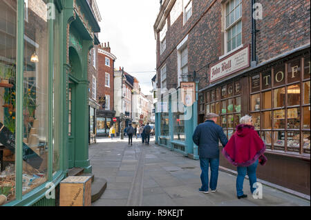 York, Inghilterra - Aprile 2018: Negozi lungo Minster Gate Street vicino a York Minster nel distretto storico della città di York, England, Regno Unito Foto Stock