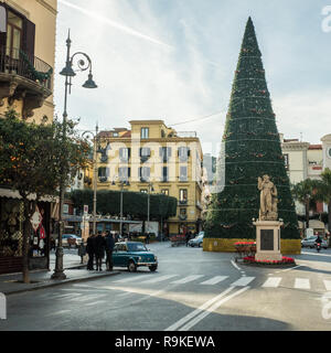 Piazza tasso e una carina auto classica a Sorrento, Campania, Italia Foto Stock