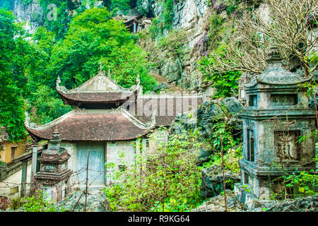 Vecchio misteriosi templi di Bich Dong complesso pagoda, Tam Coc, Ninh Binh in Vietnam Foto Stock