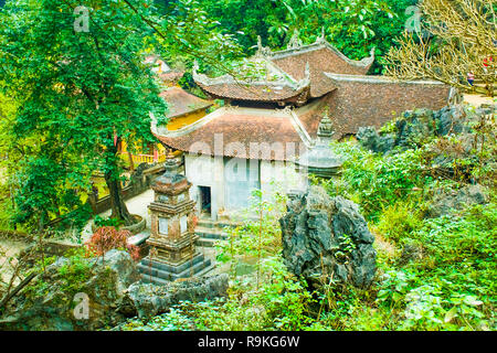 Vecchio misteriosi templi di Bich Dong complesso pagoda, Tam Coc, Ninh Binh in Vietnam Foto Stock