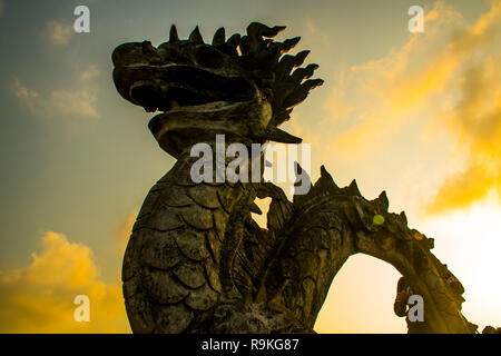 Sunset misterioso dragon di appendere il Mua tempio nella grotta view point in Ninh Binh in Vietnam Foto Stock