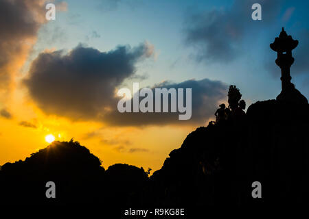 Sunset misterioso dragon di appendere il Mua tempio nella grotta view point in Ninh Binh in Vietnam Foto Stock