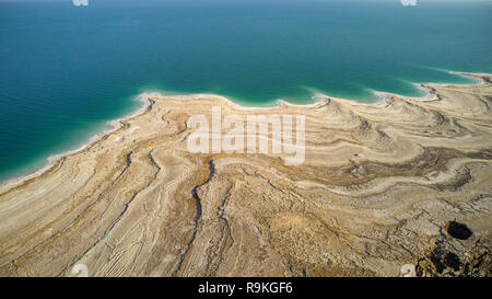 La fotografia aerea con un drone. Vista in elevazione della riva del Mar Morto, Israele Foto Stock