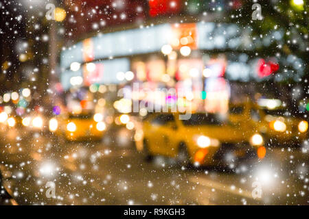 Sfocatura sfocati New York City Manhattan street scene con giallo taxi e fiocchi di neve caduta durante l'inverno tempesta di neve Foto Stock