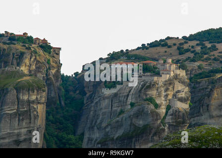 Meteora di spettacolari formazioni rocciose e i monasteri di Meteora, pianura della Tessaglia, Grecia Foto Stock