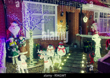 Dicembre 2018, New Milton, Regno Unito - decorato e case illuminate per il Natale e il nuovo anno di notte. Arredi per esterni per le vacanze. Atmosfera di festa Foto Stock