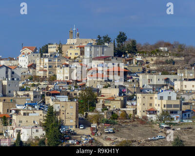 Israele, la Galilea. Vista aerea di un villaggio arabo costruito su un lato della montagna Foto Stock