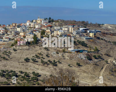 Israele, la Galilea. Vista aerea di un villaggio arabo costruito su un lato della montagna Foto Stock