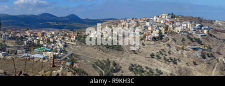 Israele, la Galilea. Vista aerea di un villaggio arabo costruito su un lato della montagna Foto Stock