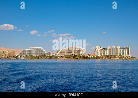 Israele, Eilat Beach, Alberghi in background come visto dal Mare Rosso Foto Stock