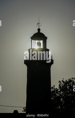 Silhouette di faro in città di Alexandroupoli, Macedonia orientale e Tracia, Grecia Foto Stock