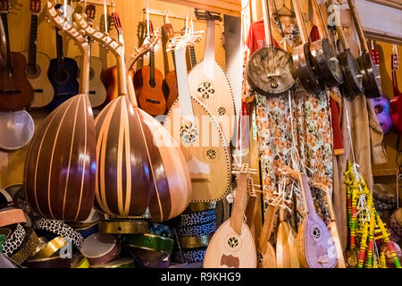 Un negozio di musica nella vecchia medina Medina di Rabat in Marocco in Africa Foto Stock