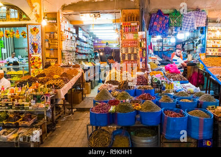 Rabat, Rabbat-Sala-Kenitra Provincia - Marocco - 04-10-2018 : Street con i souk e negozi con la moschea al tramonto, Rabat, Marocco in Africa Foto Stock