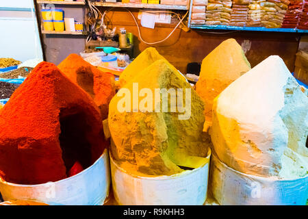 Mercato delle spezie nel bazar principale nella medina della città capitale Rabat in Marocco Foto Stock