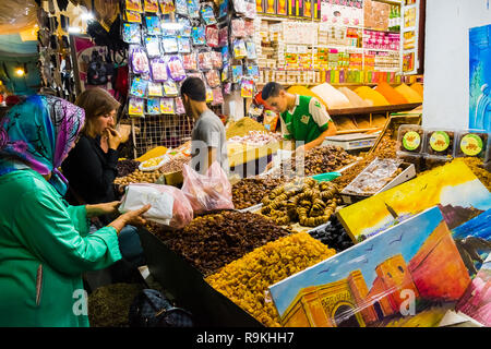 Rabat, Rabbat-Sala-Kenitra Provincia - Marocco - 04-10-2018 : Street con i souk e negozi con la moschea al tramonto, Rabat, Marocco in Africa Foto Stock