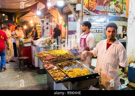 Rabat, Rabbat-Sala-Kenitra Provincia - Marocco - 04-10-2018 : Street con i souk e negozi con la moschea al tramonto, Rabat, Marocco in Africa Foto Stock