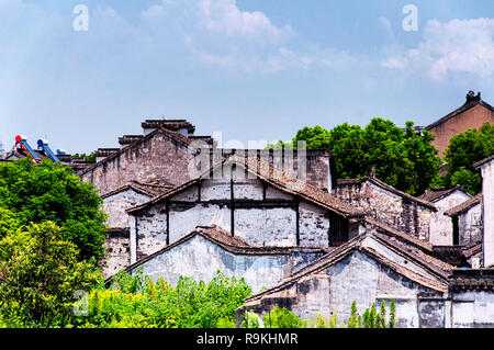 Il bianco weathered edifici dell'acqua Luzhi città scenic area in area Wuzhong di Suzhou Cina nella provincia dello Jiangsu in una giornata di sole. Foto Stock