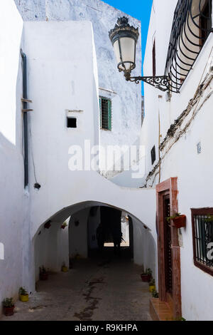 Strette strade medievali in bianco la medina di Tetouan città del Marocco in Africa Foto Stock