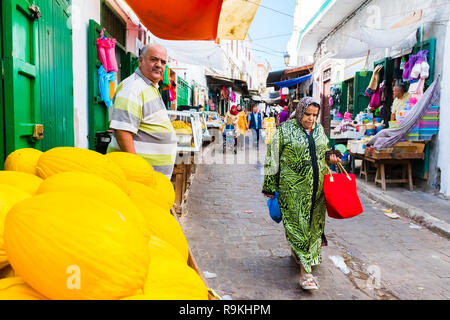 TETOUAN, Marocco - 4 ottobre 2018, mercato alimentare nella città vecchia di Tetouan il 4 ottobre 2018, il Marocco in Africa Foto Stock