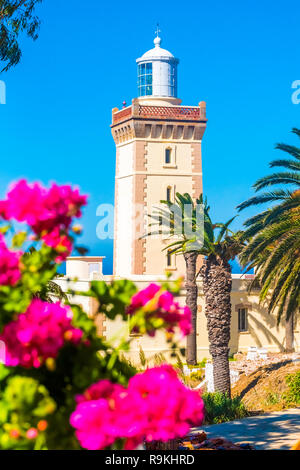 Splendido Faro di Cap Spartel vicino alla città di Tangeri e Gibilterra, il Marocco in Africa Foto Stock
