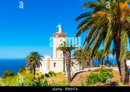 Splendido Faro di Cap Spartel vicino alla città di Tangeri e Gibilterra, il Marocco in Africa Foto Stock