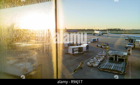La formazione di condensa sulle finestre di terminale airpoir presso sunrise, Orlandom International Airport, FL Foto Stock
