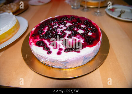 In casa mirtillo Panna Cotta su tavola, dessert fatti in casa, il fuoco selettivo Foto Stock