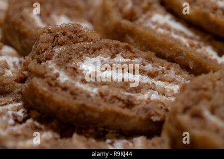 Natale yule log, grano saraceno pasta e ripieno di panna, il fuoco selettivo close up, cibo e concetto di dessert e dolci tradizionali Foto Stock