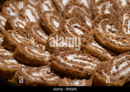 Natale yule log, grano saraceno pasta e ripieno di panna, il fuoco selettivo close up, cibo e concetto di dessert e dolci tradizionali Foto Stock