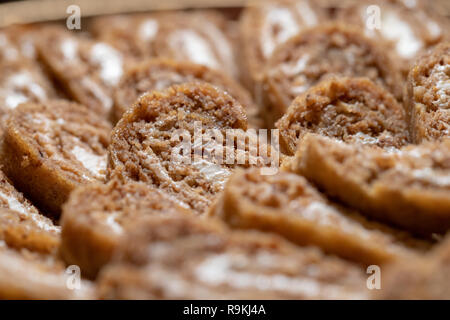 Natale yule log, grano saraceno pasta e ripieno di panna, il fuoco selettivo close up, cibo e concetto di dessert e dolci tradizionali Foto Stock