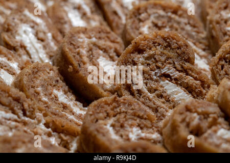 Natale yule log, grano saraceno pasta e ripieno di panna, il fuoco selettivo close up, cibo e concetto di dessert e dolci tradizionali Foto Stock