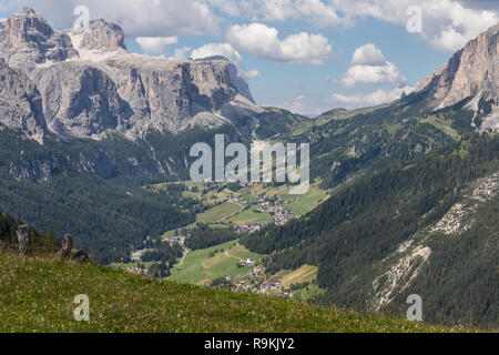Colfosco in Val Badia Alto Adige, Dolomiti, Italia. Vista da Pralongia altopiano. Foto Stock