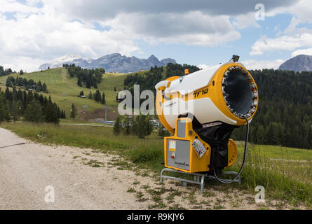 Neve pistola, Alta Badia, Dolomiti, Italia Foto Stock