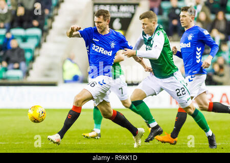 Easter Road, Edimburgo, Regno Unito. Xix Dec, 2018. Premiership scozzese. Hibs versus Rangers; Hibs player Florian Kamberi(22) Affrontare i Rangers player Gareth Foto Stock