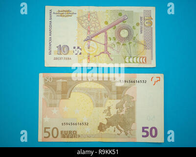 10 dieci lev bulgaro e 50 cinquanta euro banconote su sfondo blu. flat lay closeup immagine Foto Stock