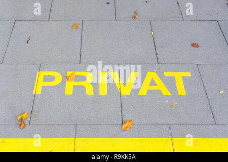 In lingua tedesca avviso 'Privat' (privato) dipinta sul marciapiede presso un albergo di Zurigo, Svizzera. Foto Stock