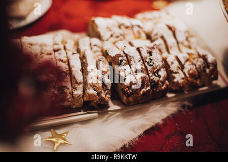 Close-up foto di stollen su una tavola festiva pronto di cui alla vigilia di Natale Foto Stock