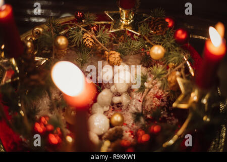 Decorazione di natale con ornamenti e candela che brucia Foto Stock