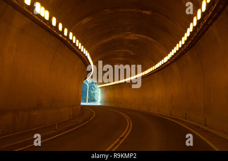 Tunnel Autostradale sotto la montagna Foto Stock