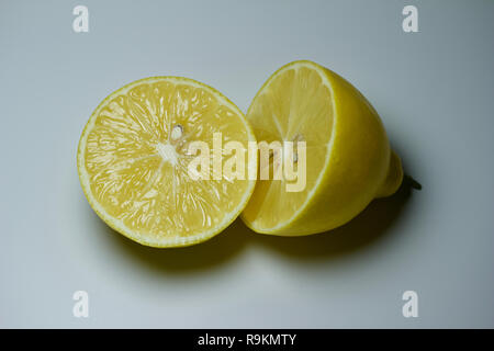 Vista ravvicinata di un singolo mature Meyer giallo limone Foto Stock
