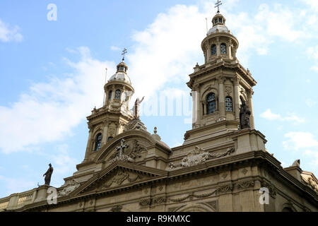 Cattedrale Metropolitana di Santiago contro il cielo, Plaza de Armas, Santiago capitale del Cile, Sud America Foto Stock